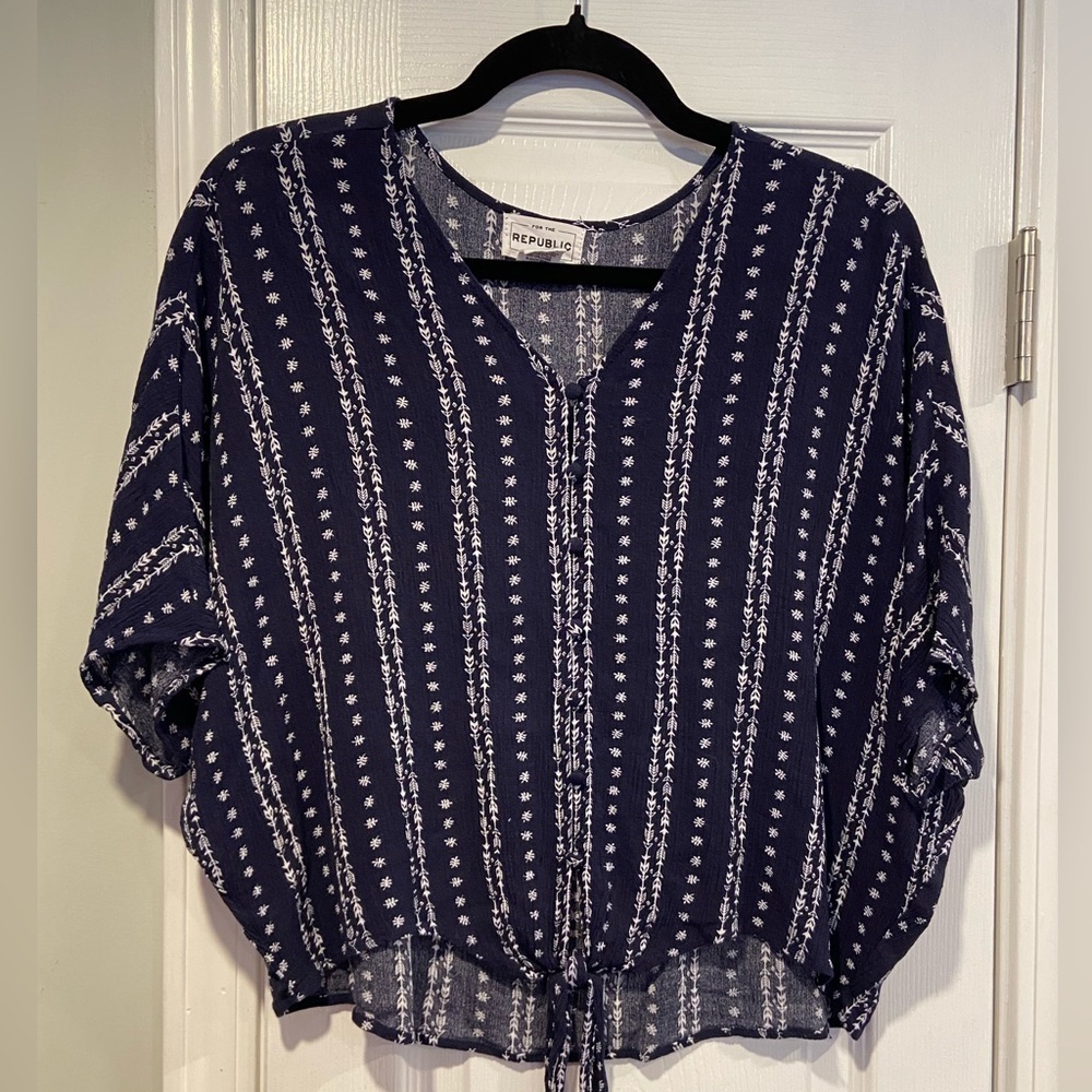 For The Republic Size S Navy Blue Boho Short Sleeve Cropped Front Knot Top